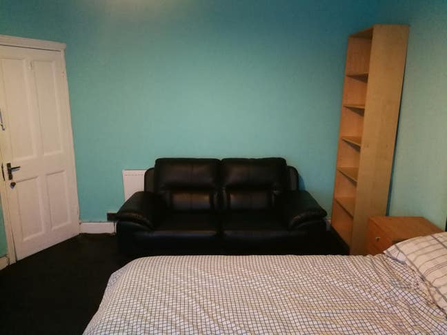 Large master Bedroom 3 minutes walk from station  Main Photo