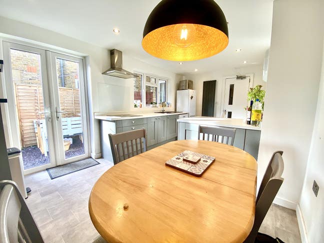 Large Double Bedroom in central Kingston Main Photo