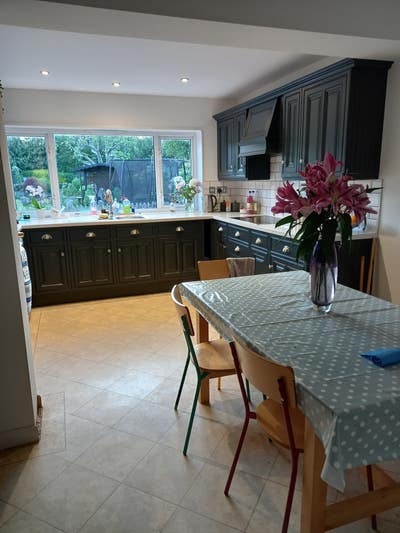 Large Room In lovely Welcoming  Family Home   Main Photo