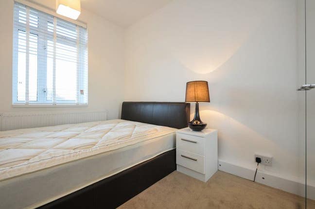 Double room nr tube. ALL inc w/cleaner,TV&WiFi. Main Photo