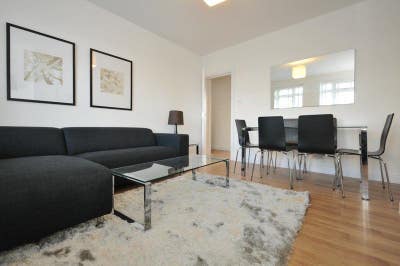 Double room nr tube. ALL inc w/cleaner,TV&WiFi. Main Photo