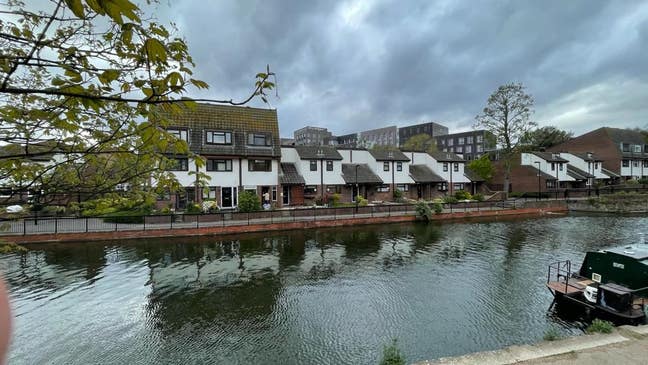 4 Bedroom up to 5 persons, opposite Queen Mary Uni Main Photo