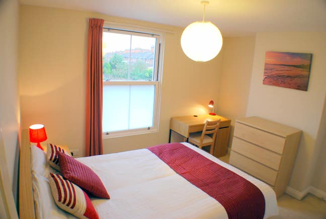 ** No Fees ** Dbl Room - Walk to Train/Town/Oracle Main Photo