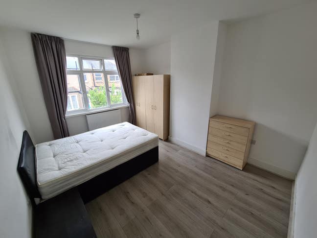 An airy double bedroom  Main Photo