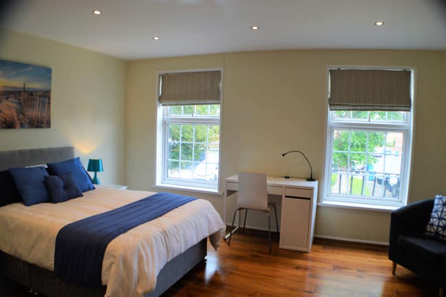 NO FEES - LG Dbl Room - Walk to Train / Centre Main Photo