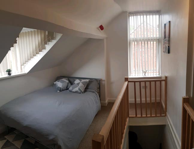 Double Ensuite room WV6 Main Photo