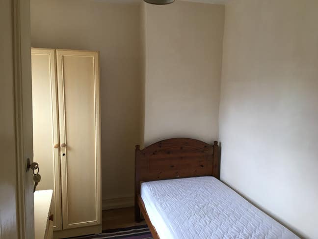 Quiet newly decorated and furnished single Main Photo