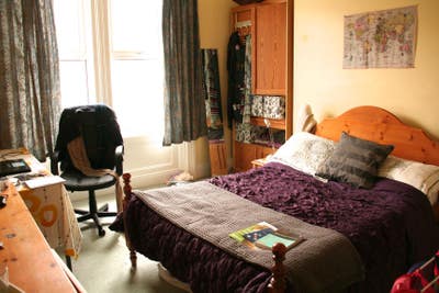 1 room left sharing with 2 fem professionals age27 Main Photo