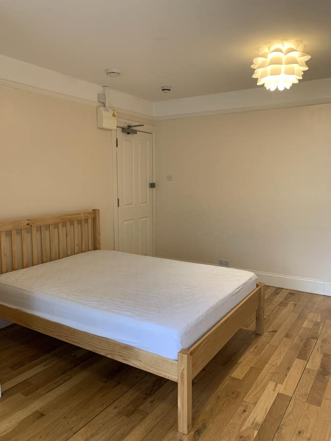 Central Watford Large Studio Style Room  Main Photo