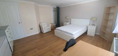 Large Double Bedroom  Main Photo