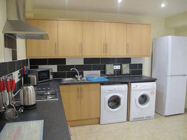 2 x  Double  ROOM AVAIL Town Centre Main Photo