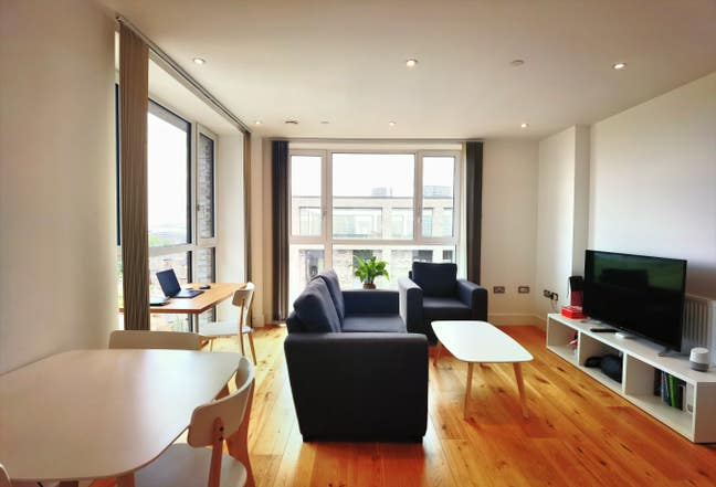 Amazing Large Bright 1 Bed Flat in Canning Town Main Photo