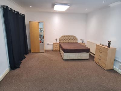 Large Studio to rent in Hounslow (TW4) Main Photo