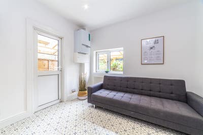 Modern Double Room in a Cozy Shared House Main Photo