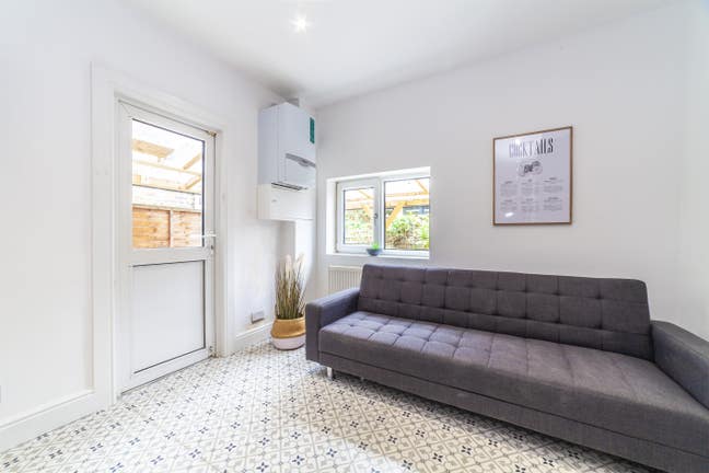 Modern Double Room in a Cozy Shared House Main Photo