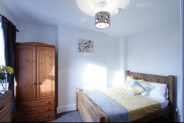 Town Ctr ♠️Free Parking♠️En-suite Studio Siz Main Photo