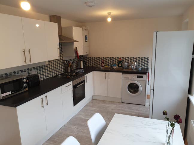 Large Double En-suite Room Near Trainstation  Main Photo