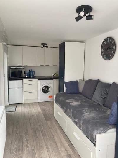 Self contained studio with parking separate access Main Photo