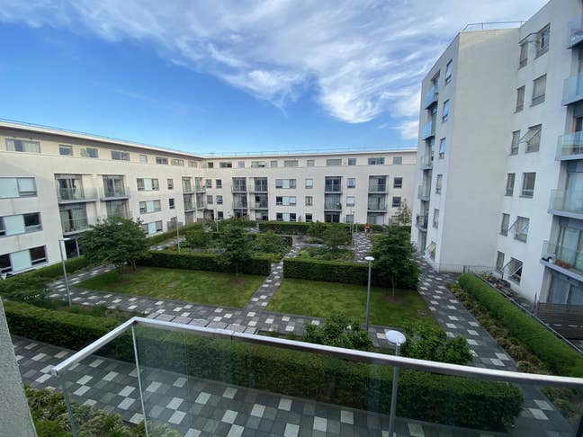 Lovely Double room in a modern flat Main Photo
