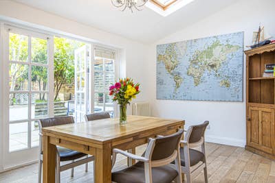 Large Bright Airy Room Main Photo