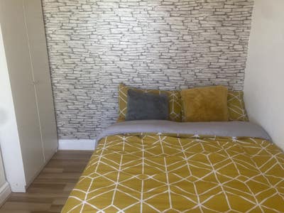Spacious Room for Rent  Main Photo