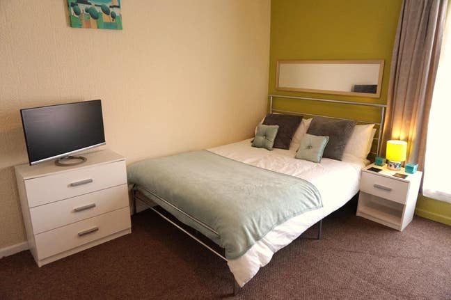 Stunning ensuite studio room in Farnworth  Main Photo