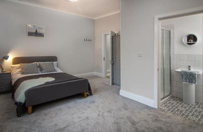 November Large En-suite - 15 minutes walk to BVH  Main Photo