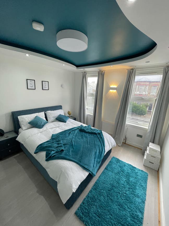 Immaculate room with office - amazing location  Main Photo