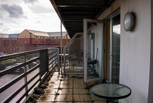 S2 Sheffield 2 Bed flat with Balcony& parking Main Photo