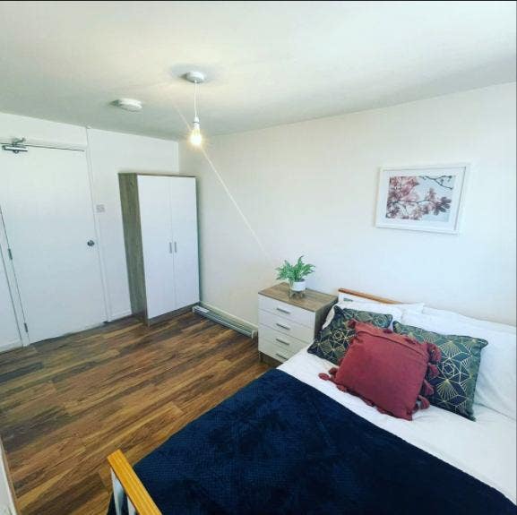 Room in a Shared House (Burrage Place) Main Photo