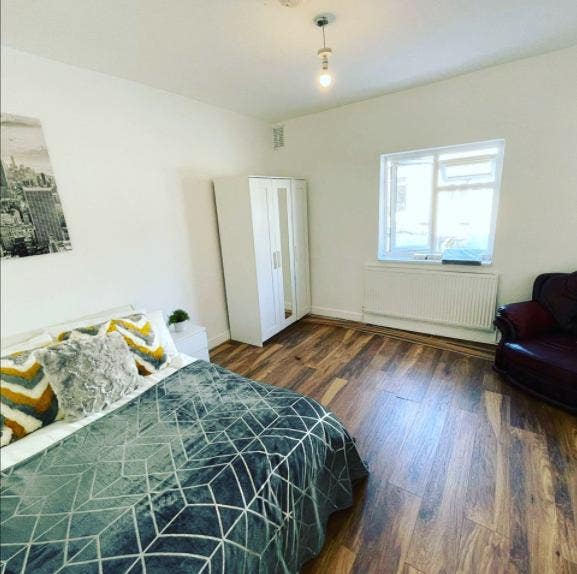 Room in a Shared House (Burrage Place) Main Photo