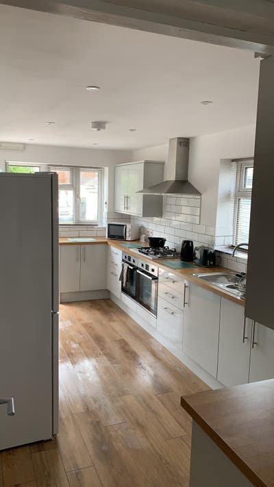Large Double En-Suite Room for Rent Main Photo