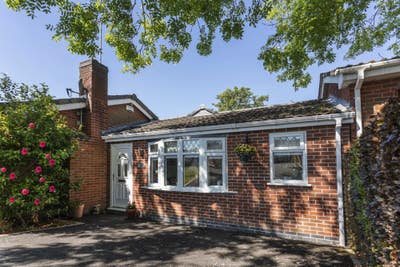 Modern one bed annexe with private garden and driv Main Photo