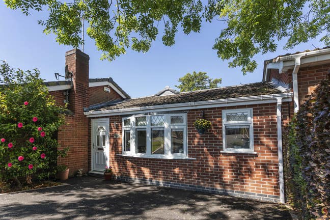 Modern one bed annexe with private garden and pati Main Photo