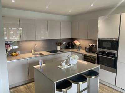 Double inc Balcony,Wine Fridge,Concierge,Gym,Bills Main Photo