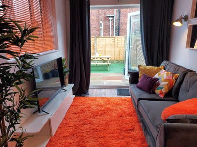GORGEOUS ensuite room, nr Stockport town & station Main Photo