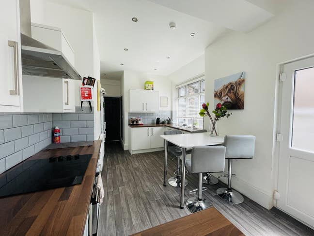 🏡 Luxury En-Suite Rooms – 2 Min Walk to Metrolink Main Photo