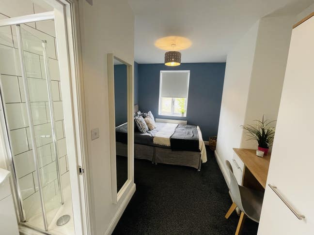 🏡 Luxury En-Suite Rooms – 2 Min Walk to Metrolink Main Photo