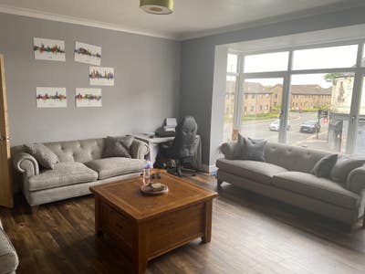 Double room available in large flat Main Photo