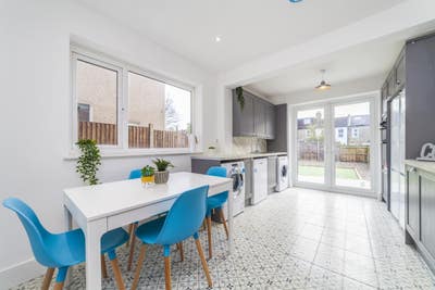 Charming Ensuites, Lounge, Garden and Prime Spot Main Photo