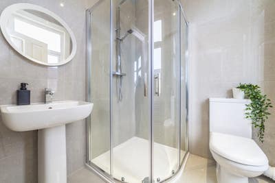 Charming Ensuite, Lounge, Garden and Prime Spot Main Photo