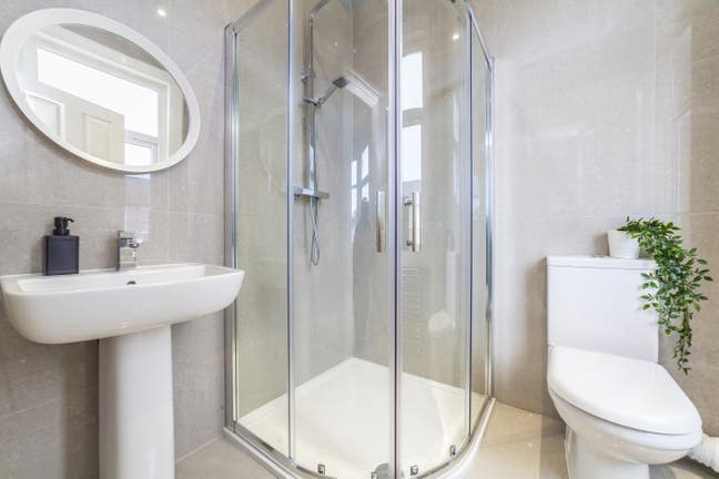 Charming Ensuite, Lounge, Garden and Prime Spot Main Photo