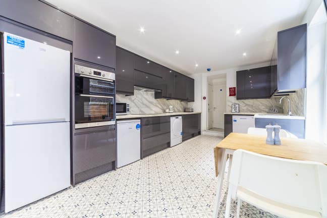 Modern Rooms in a Vibrant Shared House Main Photo