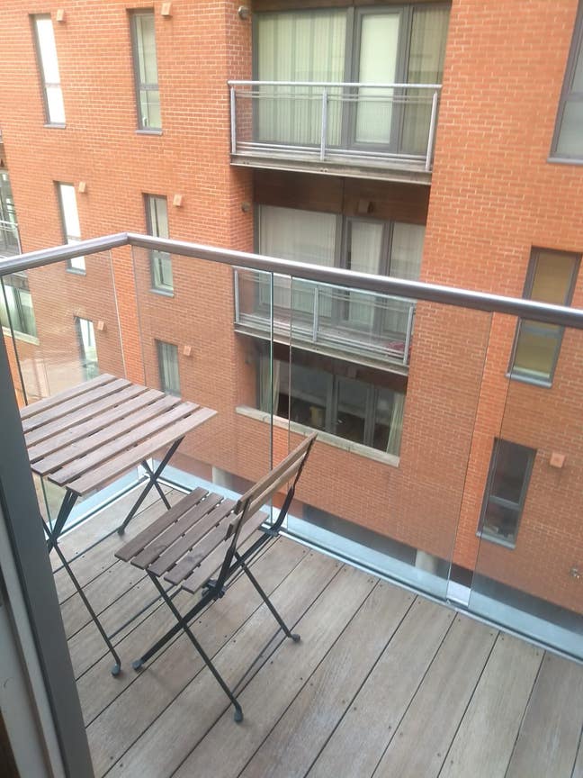 Rooms available in 2 bedroom executive apartment Main Photo