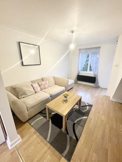 2 Beds Garden House with Parking & Pets friendly Main Photo