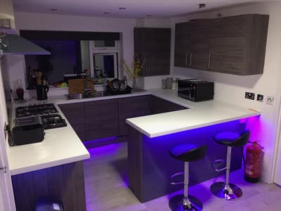Available Now! En-Suite Room in Professional House Main Photo
