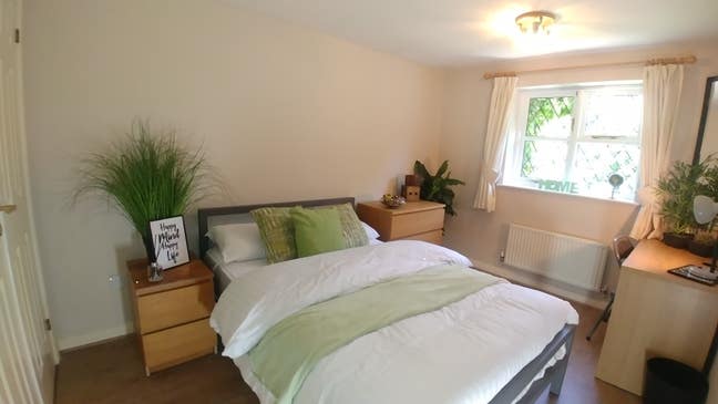 Lovely Laminated Room - Exceptional  Home - Bilton Main Photo