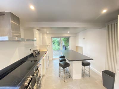 3 Big Rooms In Lovely All Female Home Main Photo