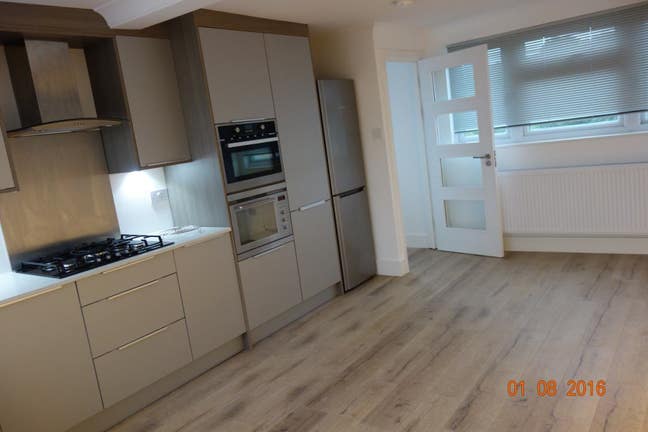 One modern double bedroom  Main Photo