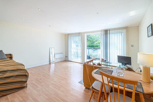 Amazing bright riverside studio in Wandsworth Town Main Photo